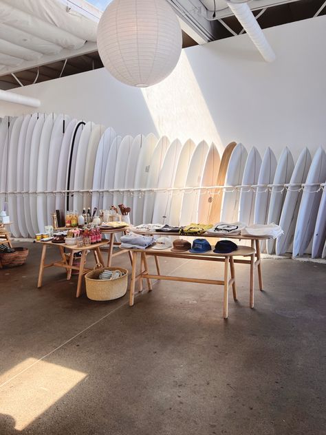 Surf Restaurant Design, Beach Shop Design, Surf Store Interior Design, Daydream Surf Shop, Surf Coffee Shop, Surfboard Display, Hotel Reception Desk, Surf Cafe, Outdoor Bathroom Design