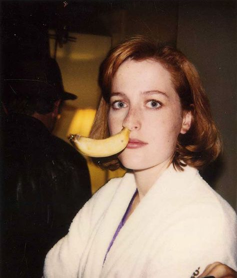 Gillian Anderson With A Banana In Her Nose On The Set Of The X-Files The Bloodhound Gang, Joey Heatherton, Photos Rares, Mulder Scully, Photo Star, Elijah Wood, Liza Minnelli, Neil Patrick Harris, Dana Scully