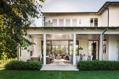 A Pacific Palisades home was designed by Studio William Hefner along with Annette English & Associates, infused with transitional and modern elements. Sunrooms Ideas, Modern Outdoor Spaces, Farmhouse Exterior Design, Kitchen Open, Casas Coloniales, Modern Farmhouse Exterior, Sunrooms, Versace Home, Hus Inspiration