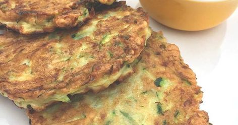 3-Ingredient Zucchini Fritters Baby Led Weaning Ideas, Recipe For Baby, Zucchini Pancakes, Zucchini Puffer, Zucchini Recipe, Baby Led Weaning Recipes, Weaning Recipes, Low Carb Zucchini, Zucchini Fritters