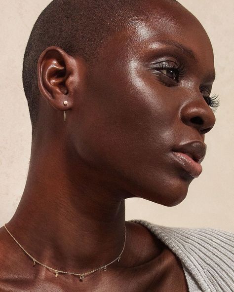 thirteen lune (@thirteenlune) • Instagram photos and videos Ami Cole, Highlighter For Dark Skin, Iridescent Highlighter, Highlighter Stick, Natural Highlights, Bald Hair, Natural Styles, Body Makeup, Natural Glow