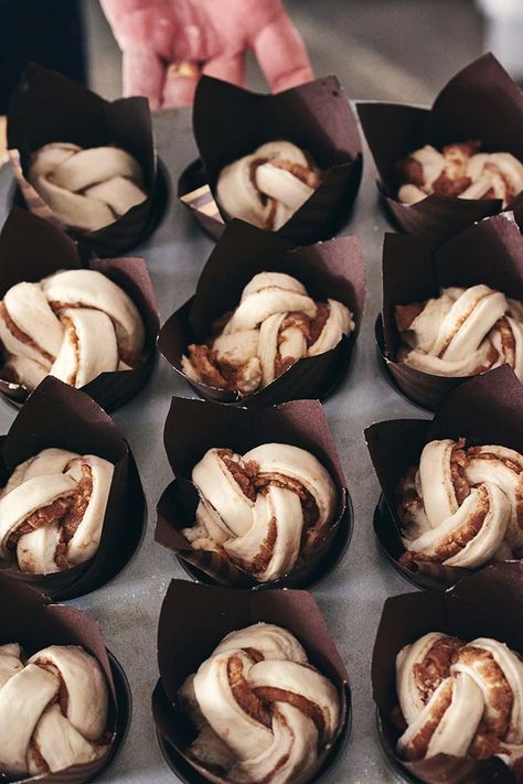 How to Make Braided Cinnamon Knots | Red Star® Yeast Cinnamon Wreath Bread, Cinnamon Roll Dough Ideas, Bread Knots Recipes, Fancy Cinnamon Rolls, Cinnamon Roll Knots, Cinnamon Loaf Recipe, Knot Bread, Gesine Prado, Bread Knots