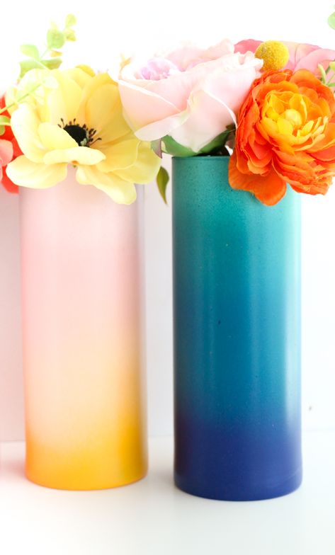 Yes, yes, I am back at that gradient game. I really just can't help myself. I just love that subtle blend of color! And honestly, I am not ... Diy Flower Vase Ideas, Diy Vase Ideas, Flower Vase Ideas, Diy Flower Vase, Gradient Flower, Diy Holiday Party, Vase Ideas, Vase Diy, Vase Painting