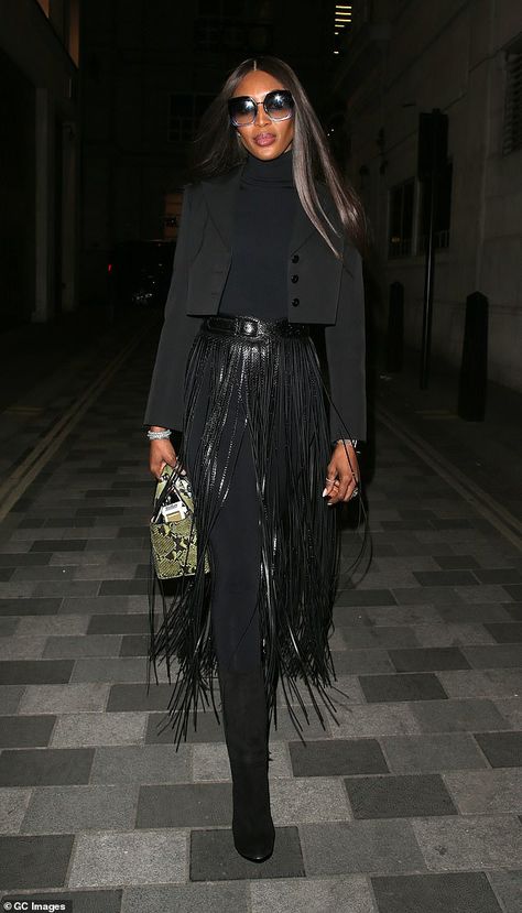 48 yo Naomi Campbell was keen to enjoy some African cuisine on Wednesday night while still... All Black Womens Outfit, Naomi Campbell Outfits, Naomi Campbell Street Style, Black Clothes Outfits, Tassel Skirt Outfit, Black Fashion Outfits, Naomi Campbell Style, Long Skirt Looks, Sweater Street Style