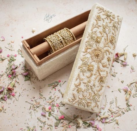 Bridal Trousseau, Bangle Box, Bridal Boxes, Bridal Gift Wrapping Ideas, Wedding Gifts For Bride, Bridal Bangles, Bangles Jewelry Designs, Caramel Brown, Bangle Set