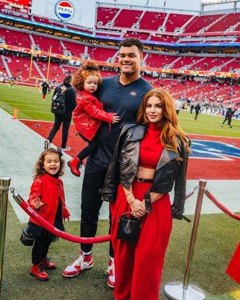 Nfl Wives, 49ers Players, Fake Life, Pretty Pregnant, Game Outfit, Football Game Outfit, Nfl Games, Gameday Outfit, Gold Rush