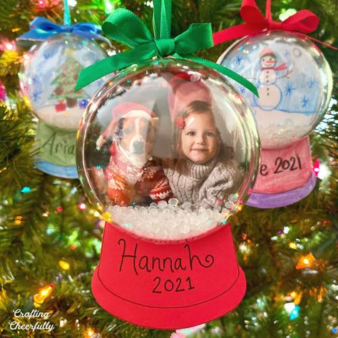 Snow Globe Parent Gifts, Plastic Plate Snow Globe Craft, First Grade Christmas Ornament Craft, Kids In Snowglobe Craft, Ornament Ball Crafts For Kids, Snow Globe Crafts With Picture, Kids Craft Snow Globe, Christmas Ornament Snow Globe, Snowglobe Ornament With Picture