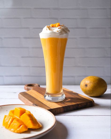 Mango Shake Photography, Jus Mangga Aesthetic, Jus Mangga, Mango Milkshake, Cake Jars, Photography Set Up, Vegetarian Fast Food, Milk Shake, Fruit Photography