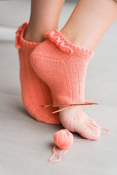 Dankeschön! Sommer-Sneaker-Socken - Tanja Steinbach Yoga Socks, Sock Knitting Patterns, Socks Sneakers, Loom Knitting, Yarn Crafts, Knitting Socks, Socks Women, Fingerless Gloves, Arm Warmers