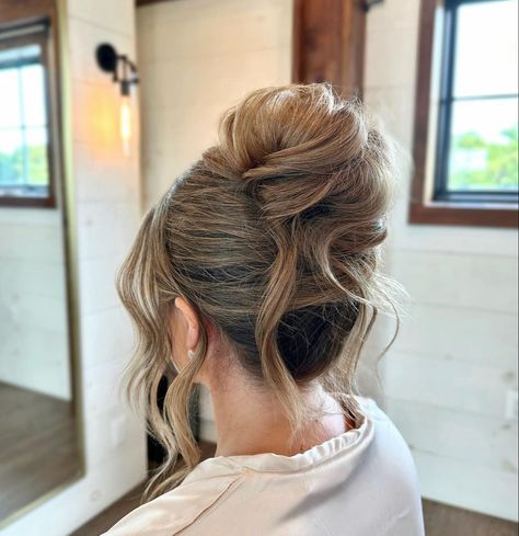 Knot Low Bun, Messy Updo Wedding, Hairstyle 90s, Bridesmaid Hair Inspo, Trendy Updos, Wedding Hair Up, Signature Styles, Guest Hair, Bridesmaid Hair Makeup