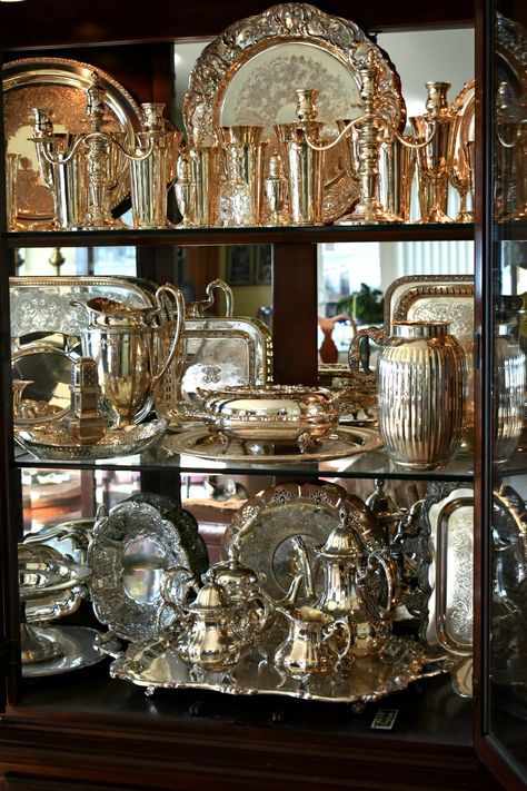 Mixing Gold And Silver Decor, Bridgerton Brunch, Crockery Display, Victorian Teapots, Vintage Tea Time, Silver Display, Interior Design Dining, Table Dressing, Cottage Aesthetic