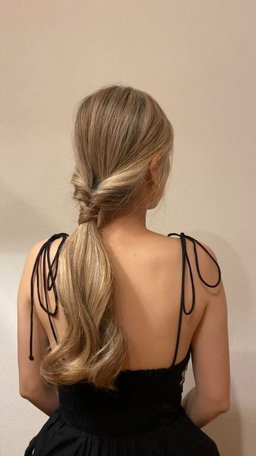 Michelle | Hairstyles on Instagram: "Easy, loose ponytail hairstyle👱‍♀️ also a perfect healthy hair idea☘️ Welcome to check my profile for more hairstyles inspiration. #hairstyle #hairarrange #hairtutorial #healthyhairtips #lowponytail #easyhairstyles" Loose Ponytail Hairstyles, Trendy Ponytail Hairstyles, Natalie Portman Black Swan, Trendy Ponytail, Cute Ponytail, Low Ponytail Hairstyles, Hairstyles Inspiration, Pony Hairstyles, Loose Ponytail