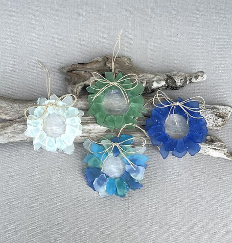 Seaglass Wreath, Sea Glass Diy, Beach Christmas Trees, Beach Christmas Decorations, Beach Christmas Ornaments, Coastal Ornament, Sea Glass Art Projects, Beach Glass Crafts, Wreath Ornament