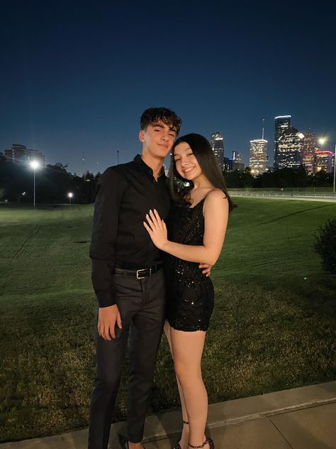 Instagram Pose Ideas Couple, Black Couple Aesthetic Outfits, Couple Soiree, Poses With Boy Best Friend, All Black Couple Outfit, Black Outfit Couple, Poses With Bf, Novios Aesthetic, Tight Hoco Dress