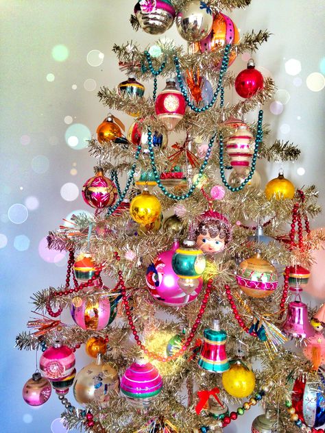 Vintage Kitschy Christmas Tree, 70s Christmas Tree, Vintage Christmas Tree Decorations, Vintage Christmas Lights, Vintage Christmas Photos, Retro Christmas Decorations, Colourful Christmas, Kitsch Christmas, Retro Christmas Tree