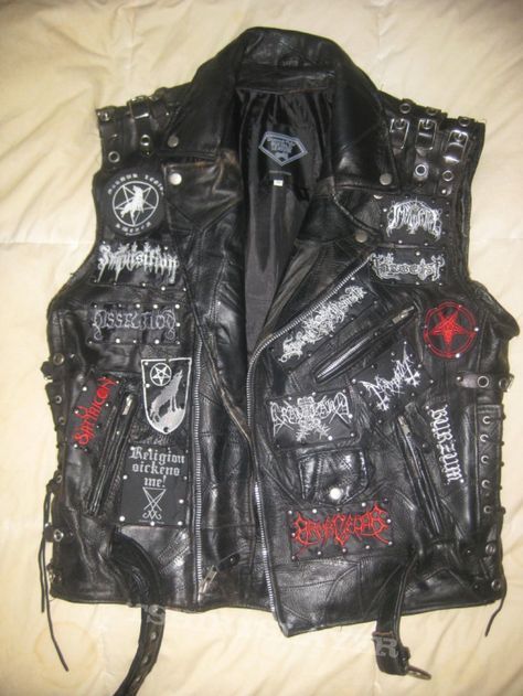 Battle vest / Heavy metal / bands / Mayhem / Marduk / Darkthrone / Emperor / Samael / Dissection / Burzum / Graveland / Dimmu Borgir / Armagedda / Gorgoroth / Satanic Warmaster / Immortal / Satyricon / Inquisition / Limbonic Art / Watain / Denial Of God / Pest Torgeist Leather Battle Jacket, Black Metal Fashion, Chica Heavy Metal, Battle Vest, Metal Outfit, Punk Fashion Diy, Heavy Metal Fashion, Battle Jacket, Metal Clothing