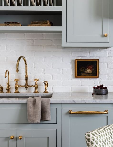 Heidi Caillier, English Interior, British Interior, Monday Inspiration, Brick Kitchen, Classic Kitchen, Best Paint Colors, Guest Cottage, Kitchen Farmhouse