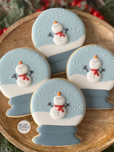 Snowglobe Cookies Christmas, Winter Cookies Decorated, Snowglobe Cookies, Painted Sugar Cookies, Christmas Sugar Cookies Decorated, Pie Decoration, Cute Christmas Cookies, Paint Cookies, Winter Cookie