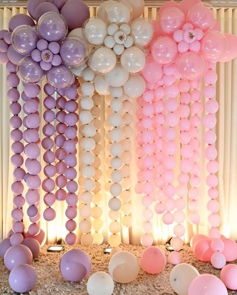 Photo: @estacaodobalao Keep calm and stay inspired 💕 #make_a_wish_ua #organicballoons #organicballoongarland #organicballoondecor #balloonarch #balloonwall #bubbleballoons #bubbleballoon #partee #ballooninstallation #organicballoondecor #organicballoongarland #balloonstylist #balloonartist #ballooninstallation #balloonnumbers #giantnumbers Simple Balloons Decoration, Hanging Balloon Decorations, Birthday Decor Ideas, Birthday Party Paper Decorations, Pink Balloon Garland, Kids Party Tables, Balloons Galore, Pretty Balloons, Birthday Room Decorations