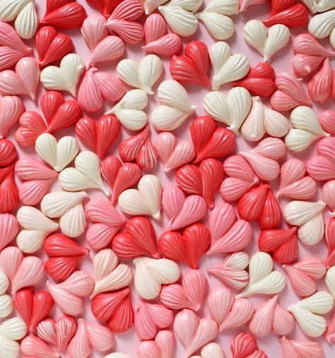 Heart Meringue, Cookies Valentines Day, Cookies Valentines, Christmas Cookie Boxes, Peppermint Meringues, Bridal Cookies, Rainbow Cookies, Food Allergens, Meringue Cookies