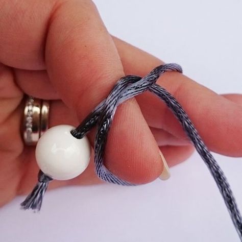 How to Tie an Overhand Knot In Between Beads Diy Bracelets Video, Earring Making Tutorials, Hand Knotted Jewelry, Knots Jewelry, Handmade Pearl Jewelry, Leather Jewelry Making, Overhand Knot, Diy Earrings Polymer Clay, Bracelets Handmade Diy