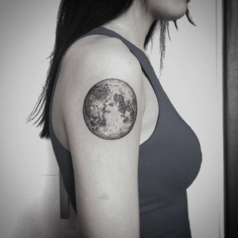 Full Moon Shoulder Tattoo, Moon Tattoo Upper Arm, Big Moon Tattoo, Sun Tattoo Realistic, Full Moon Tattoo Designs For Women, Realistic Sun Tattoo, Full Moon Tattoo Designs, Astro Tattoo, Moon Shoulder Tattoo