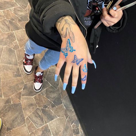 Butterfly Hand Tattoo, Small Finger Tattoos, Cute Hand Tattoos, Pretty Hand Tattoos, Black Girls With Tattoos, Initial Tattoo, Dope Tattoos For Women, Butterfly Tattoos, Stylist Tattoos