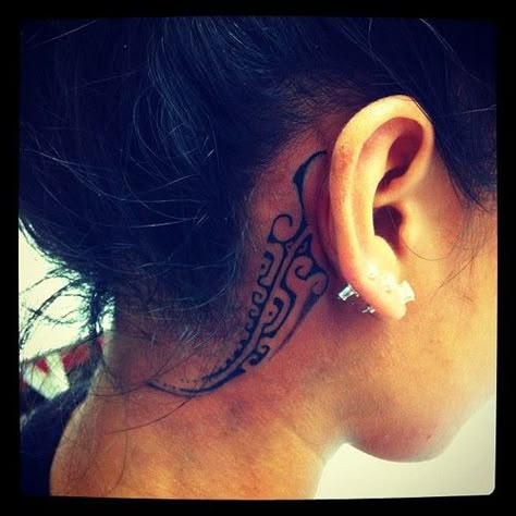 Tribal behind the ear. Tattoos Behind The Ear, Polynesian Tattoos Women, Behind Ear Tattoos, Tattoo Behind Ear, Ear Tattoos, 4 Tattoo, Hawaiian Tattoo, Maori Tattoo, Cover Up Tattoos