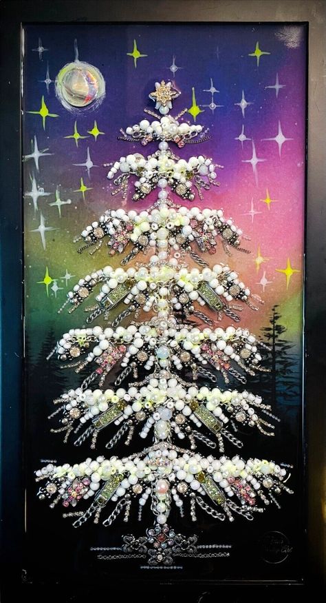 Jewelry Tree Art, Jeweled Picture, Old Jewelry Crafts, Costume Jewelry Crafts, Jeweled Christmas Trees, Framed Jewelry, Xmas Pictures, Jeweled Christmas, Diy Jewelry Display