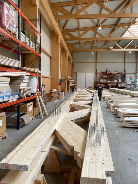 📏 Precision in Construction: Expert Pre-assembly of 32m Long Truss Beams Warren Truss, Truss Table, Wood Truss, Timber Truss, Factory Architecture, Roof Ceiling, Timber Architecture, Commercial Buildings, Timber Construction