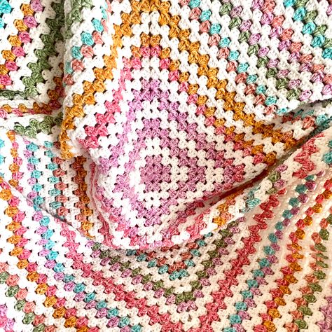 Granny Square Crochet Blanket Pattern, Crochet Blanket Granny Square, Crochet Blanket Granny, Blankets Knit, Granny Square Crochet Blanket, Square Crochet Blanket, Crochet Queen, Blanket Granny Square, Granny Square Baby Blanket