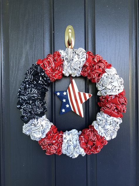 Bandana Memorial Ideas, Patriotic Bandana Wreath, Bandana Wreaths How To Make, Patriotic Bandana Wreath Diy, Red White And Blue Bandana Wreath, Diy Bandana Wreath, Fall Bandana Wreath, Bandana Wreath Ideas, Bandana Wreath Diy How To Make