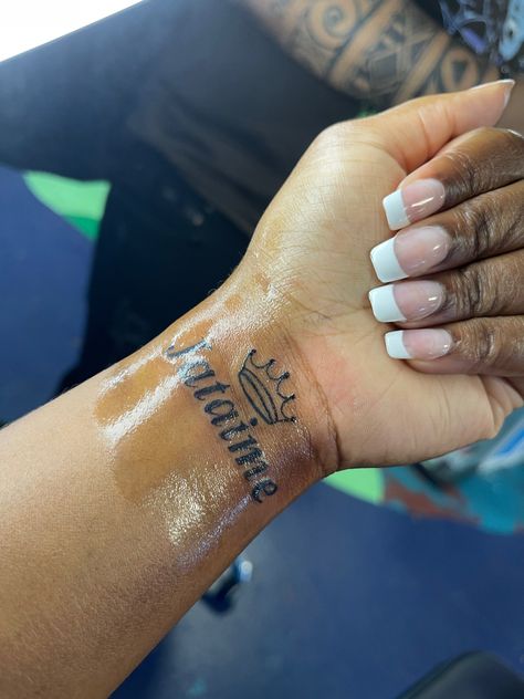 Tattoo For Son Name, Mama Name Tattoo, Sibling Initial Tattoo, Baby Names Tattoo Ideas For Mom, Mom Tattoos Small, Boyfriend Name Tattoos For Women, Mom Name Tattoo Ideas, Boyfriends Name Tattoo Ideas, And Tattoo