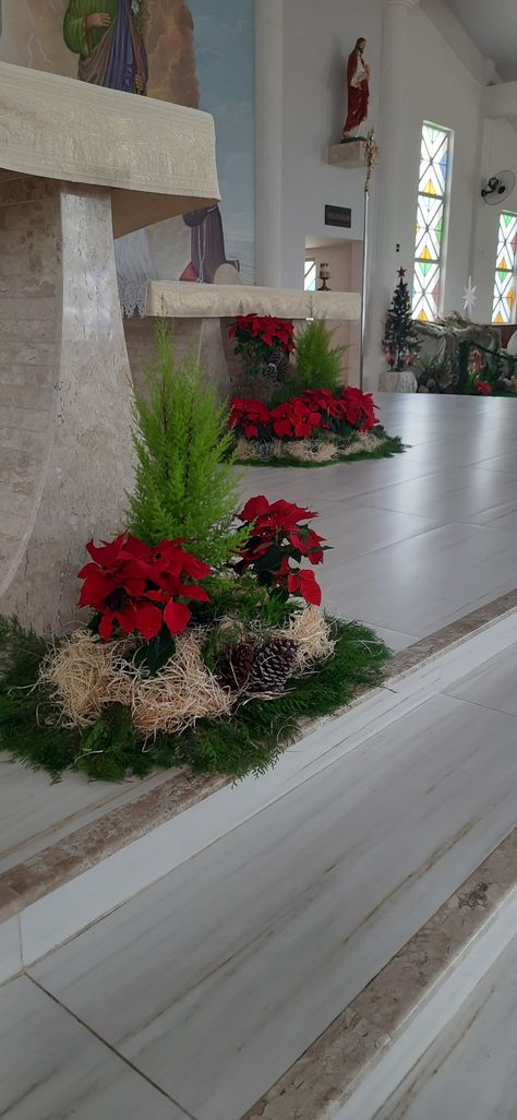 Catholic Church Christmas Decorations, Christmas Altar Decorations Church, Easter Church Flowers, Advent Church Decorations, Church Christmas Decorations, Church Altar Decorations, Catholic Altar, Altar Design, Altar Arrangement