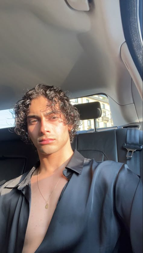 Wet Curly Hair Men, Hairstyles Taper Fade, Curly Hair Men Short, Curly Hair Guys, Short Curly Hair Men, Medium Long Curly Hair, Fancy Curly Hairstyles, Medium Curly Hairstyles, Curly Taper Fade