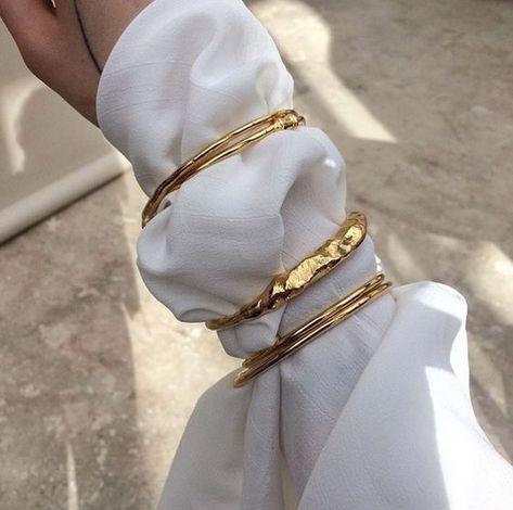 Minimal Archive - Gold Bracelets - Niimas Sukienki Maksi, Shiny Bracelets, Jewelry Staples, Gold Chains For Men, Elegante Casual, Gold Bracelets, Looks Street Style, Parisian Chic, Mode Inspo