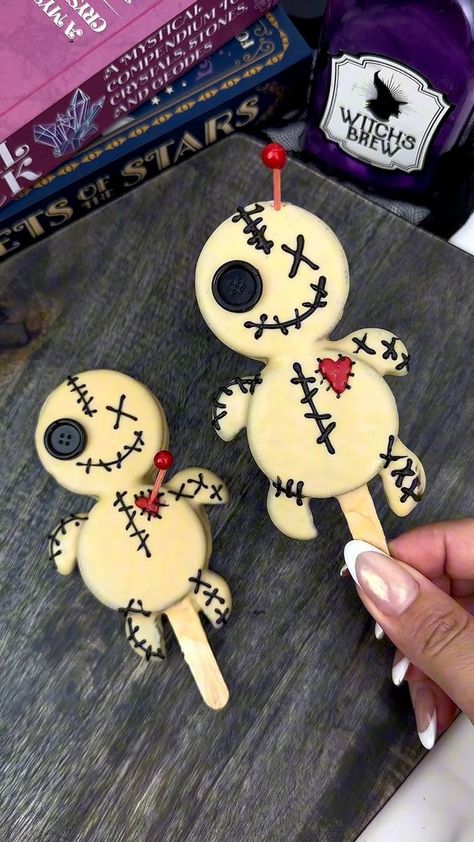 Voodoo doll OREO cookies using red velvet Oreos. Using Stover's Confection Connection deluxe white chocolate with Trader Joe’s cookie butter. #Halloween #halloweentreats #halloweencookies #halloweenparty #halloweenpartyideas #spookyseason #spookyszn #spookyfood #oreo #oreos #oreocookies #chocolatecoveredoreos | beautyanddasweetz | David Mason · Spooky Wooky Pumpkin Chocolate Covered Oreos, Halloween Slice And Bake Cookies, Halloween Cookie Pops, Oreo Ghosts, Fall Chocolate Covered Oreos, Halloween Dipped Oreos, Mini Halloween Cookies, Halloween Chocolate Covered Oreos, Red Velvet Oreos