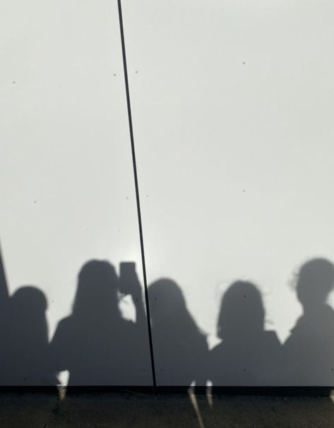 Group Shadow Pic, Friendship Shadow Pictures, Best Friend Shadow Aesthetic, Shadow Besties Aesthetic, Two Girls Shadow Aesthetic, Gray Aesthetic, Group Of Friends, Cute Friend Photos, Cute Friends