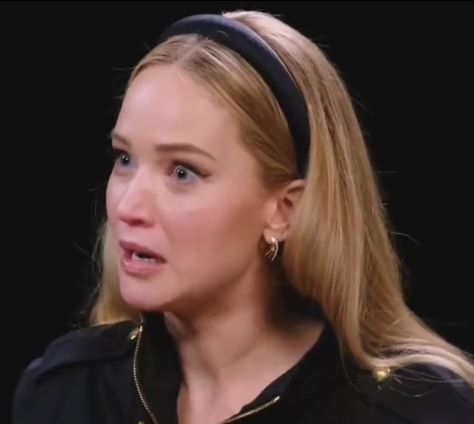 Jennifer Lawrence Funny Faces, Funny Jennifer Lawrence, Jennifer Lawrence Meme, Jennifer Lawrence Funny, Actors Funny, Reaction Memes, Bday Cake, Playlist Covers, Reaction Pics