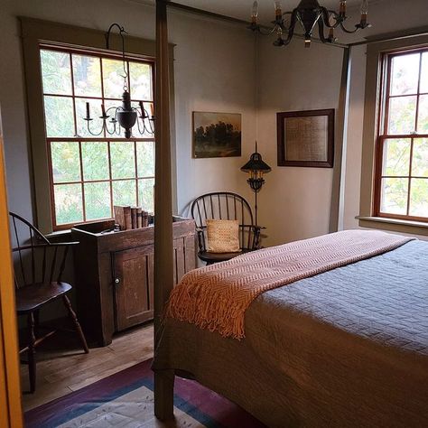 Primitive Farmhouse Bedroom, Primitive Bedroom Ideas, Prim Bedrooms, Shaker Bedroom, Colonial Bedrooms, Colonial House Interior, Colonial Bedroom, 1800s Home, Amish Bedroom