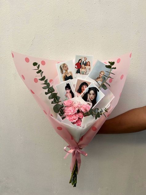 Blackpink Gift Ideas, Bts Flower Bouquet, Kpop Bouquet, Purple Mochi, Ramo Ideas, One Piece Birthdays, Handmade Birthday Gifts, Handmade Flowers Paper, Paper Flower Bouquet