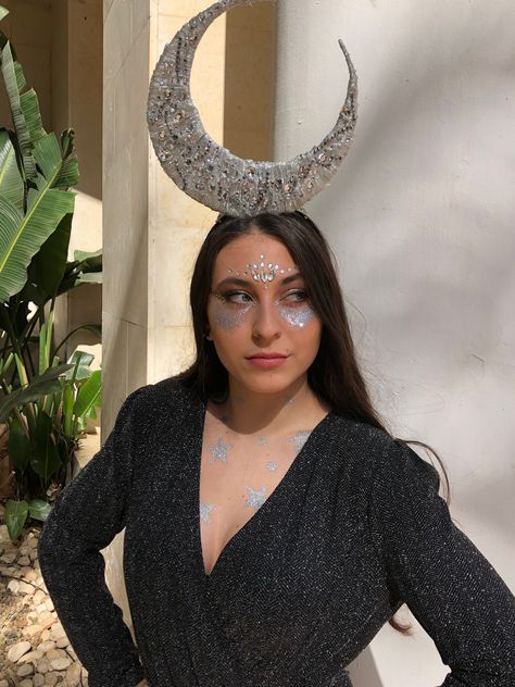 Planet Costume Women, Artemis Makeup Goddesses, Full Moon Costume, Selene Goddess Of The Moon Costume, Moon Theme Dress, Moon Theme Wallpaper, Moon Makeup Halloween, Moon Costume Women, Planets Costume