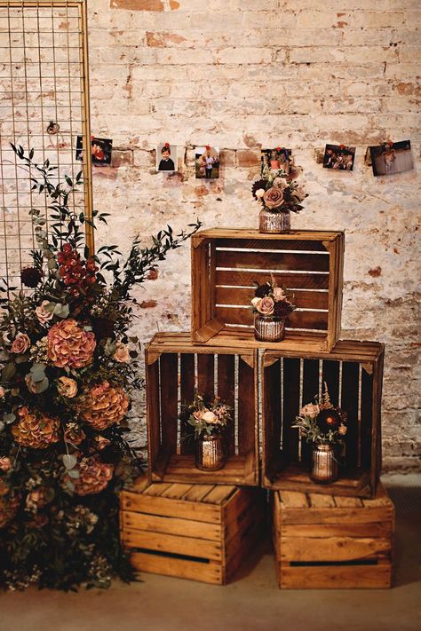 Diy Ideas For Wedding Decor, Autumnal Wedding Decorations, Rustic Autumn Wedding Decorations, Wooden Crate Wedding Decor, Wedding In Autumn, Autumn Event Decor, Autumnal Wedding Decor, Fall Crate Decor, Crates Wedding Decor