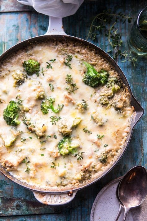 Chicken Broccoli Cheddar Quinoa Casserole: super easy, one skillet, totally healthy, but yet feels totally cozy at the same time! @halfbakedharvest.com Broccoli Cheddar Quinoa, Broccoli Quinoa, Chicken Casserole Dinners, Half Baked Harvest Recipes, Quinoa Casserole, Chicken Casserole Easy, Cheesy Chicken Broccoli, Chicken Broccoli Casserole, Chicken Quinoa