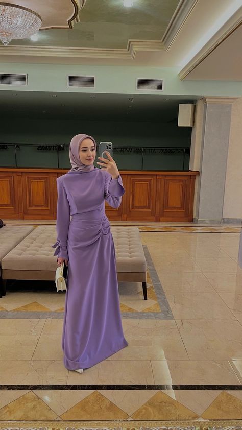 Modest Purple Prom Dress, Graduation Hijab Outfits, Simple Hijab Dress, Prom Dress With Long Sleeves, Elegant Silk Dresses, Purple Evening Dress, Purple Prom, Soiree Dress, Purple Prom Dress