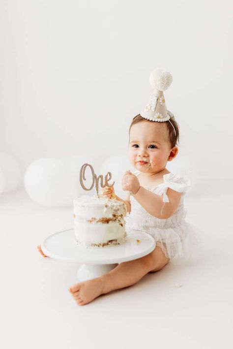 Photoshoot For 1 Year Baby, First Year Birthday Photoshoot, First Birthday Crib Picture, 1 Year Birthday Photoshoot Studio, December 1st Birthday Photoshoot, 1sr Birthday Photoshoot, Neutral 1st Birthday Photoshoot, Studio 1st Birthday Pictures, Diy First Birthday Photoshoot At Home