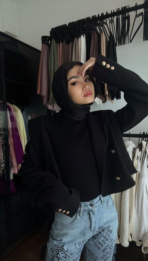 Smart Casual All Black, Modest Crop Top Outfits, Outfit Tour, Crop Top Outfits Classy, Black Crop Top Outfit, Hijab Outfit Summer, Hijab Fits, Black Top Outfit, Cropped Outfits