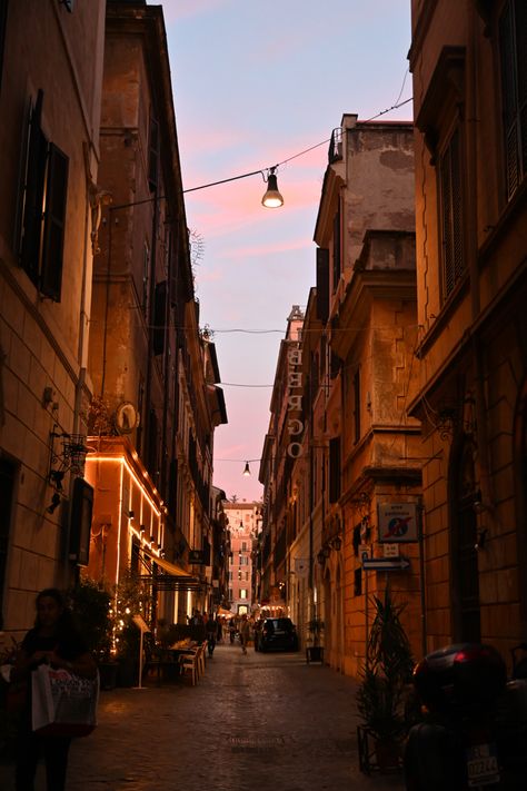 Italy rome golden hour travel beautiful city colors sky sunset romantic City Golden Hour Aesthetic, Sunsets In Italy, Golden Hour City, Academic Rivals, Travelling Aesthetic, Italy Sunset, Moving To Italy, Vision Board Images, Golden City