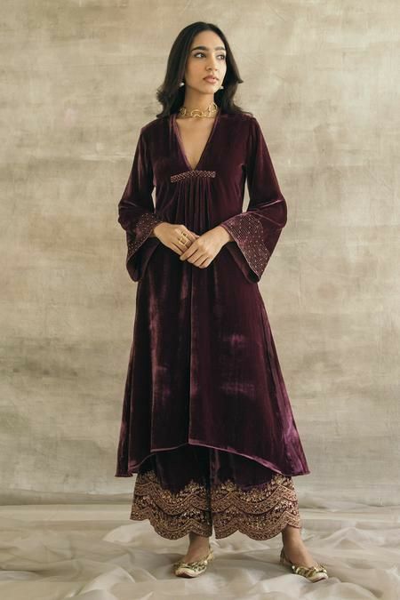 Velvet Pakistani Dress, Sureena Chowdhri, Velvet Suit Design, V Neck Kurta, Velvet Kurta, Lisa Or Lena, Velvet Embroidery, Kurta Palazzo Set, Velvet Dress Designs