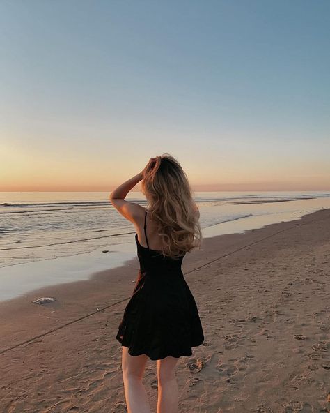 Beach Cute Poses, Aesthetic Poses In Dress, Beach Dress Poses, Poses In Shorts, Beach Instagram Photos, Poses In Beach, Dress Beach Photoshoot, Beach Aesthetic Girl, Beach Dress Photoshoot